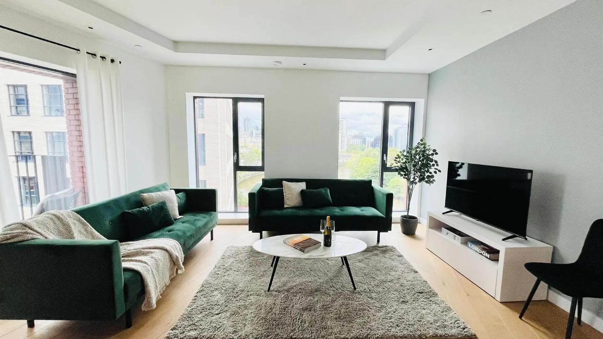 Luxurious Apartment - Prime Location Near Excel, O2 & Canary Wharf London