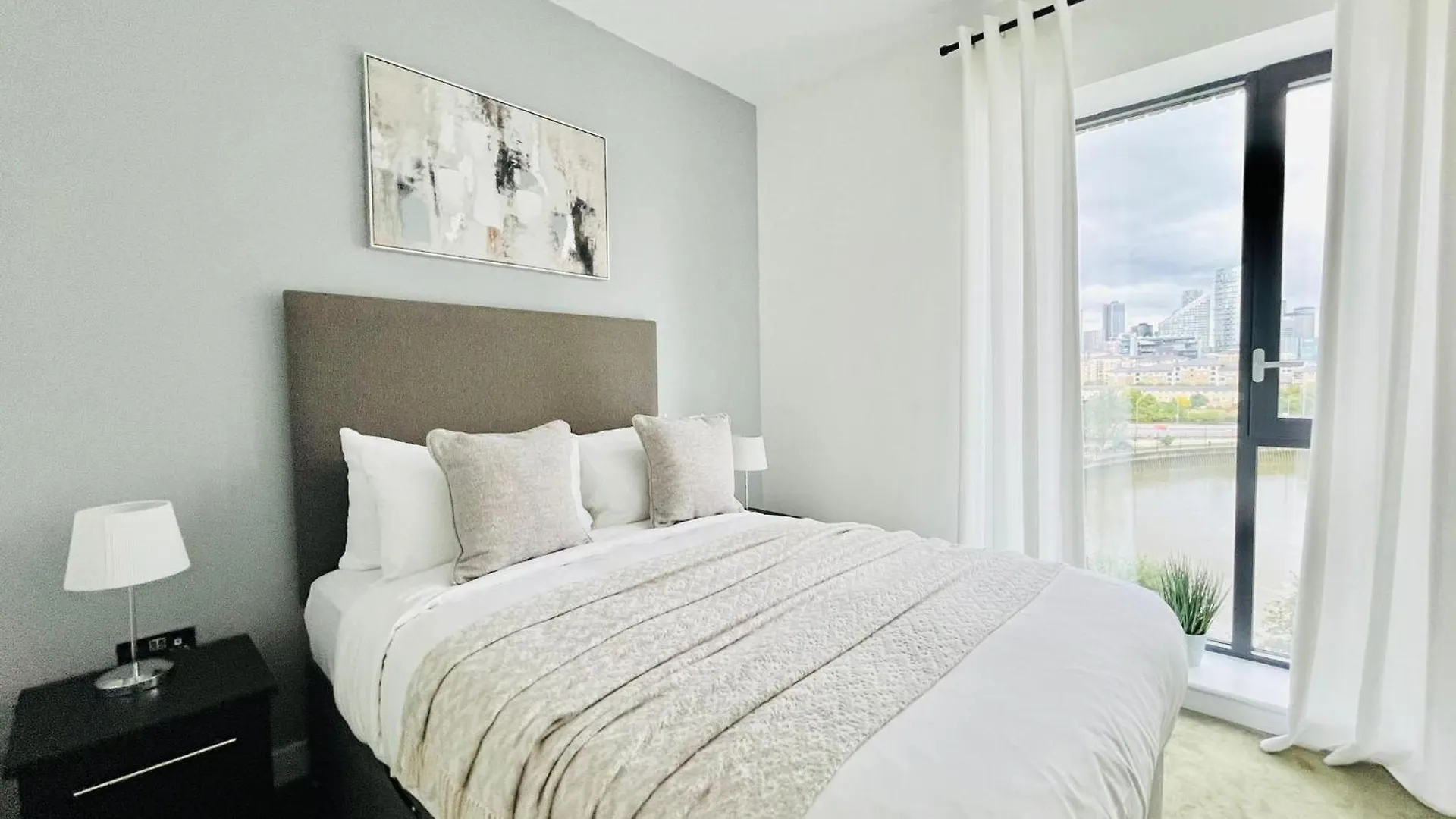 Luxurious Apartment - Prime Location Near Excel, O2 & Canary Wharf London
